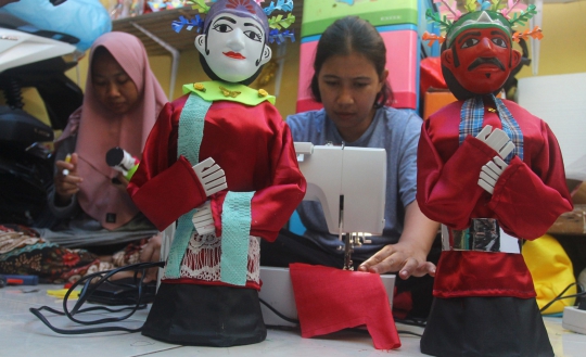 Pembuatan Miniatur Ondel-Ondel dari Limbah Botol Plastik