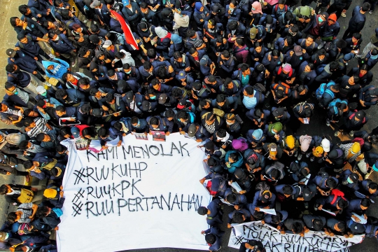 Aksi Ribuan Mahasiswa Tolak RUU KUHP di Depan Gedung DPR