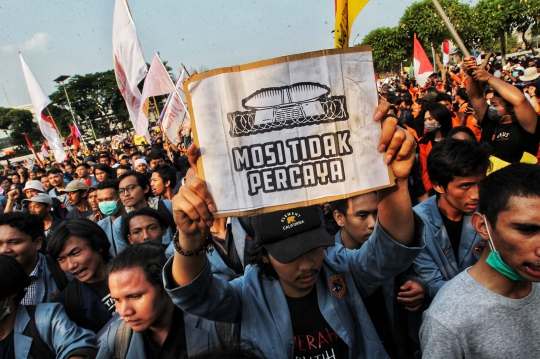 Aksi Ribuan Mahasiswa Tolak RUU KUHP di Depan Gedung DPR