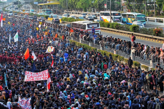 Aksi Ribuan Mahasiswa Tolak RUU KUHP di Depan Gedung DPR