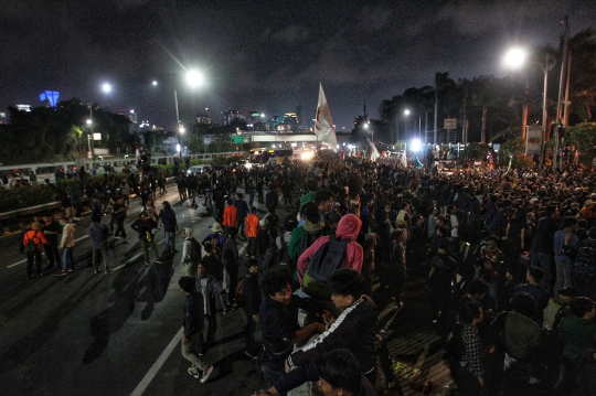 Mahasiswa Sempat Tutup Jalan Tol di Depan DPR