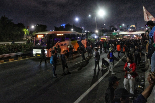 Mahasiswa Sempat Tutup Jalan Tol di Depan DPR