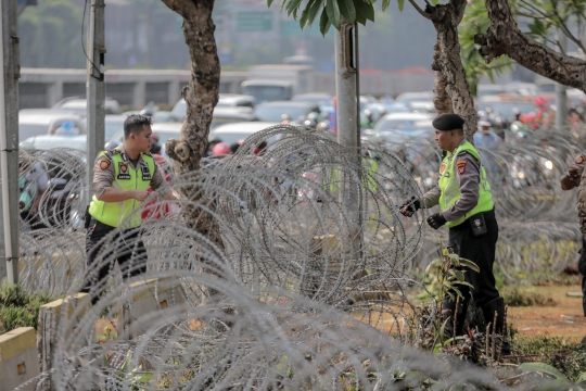 Kawat Berduri Hingga Kendaraan Water Barrier Disiagakan di Depan Gedung DPR