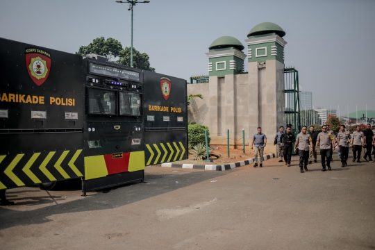 Kawat Berduri Hingga Kendaraan Water Barrier Disiagakan di Depan Gedung DPR