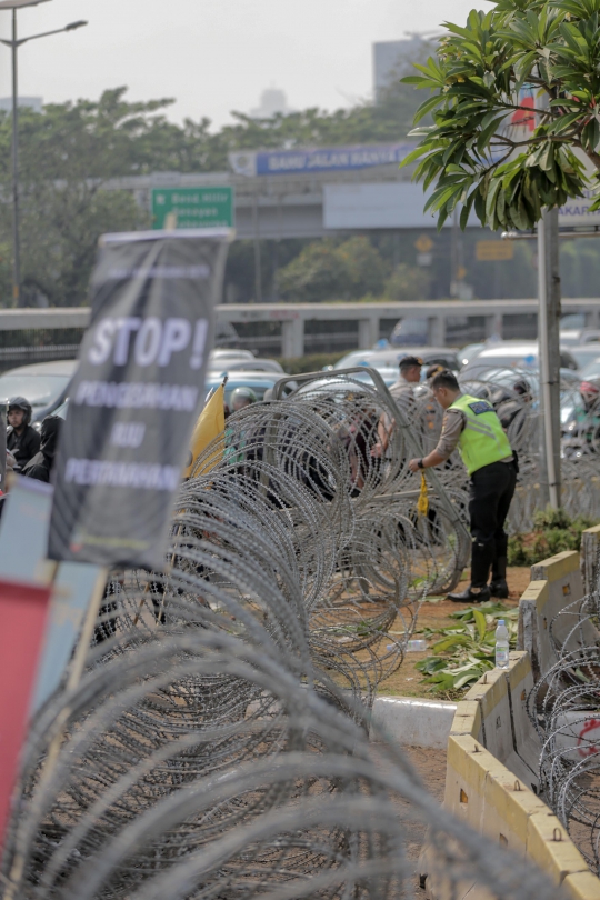 Kawat Berduri Hingga Kendaraan Water Barrier Disiagakan di Depan Gedung DPR