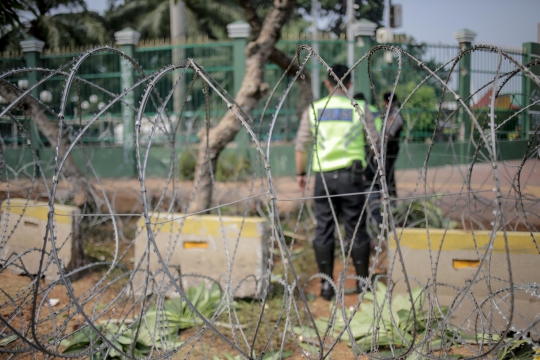 Kawat Berduri Hingga Kendaraan Water Barrier Disiagakan di Depan Gedung DPR