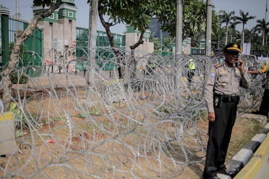 Kawat Berduri Hingga Kendaraan Water Barrier Disiagakan di Depan Gedung DPR