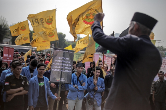 Aksi Petani Gruduk Gedung DPR