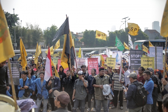 Aksi Petani Gruduk Gedung DPR