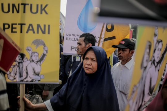 Aksi Petani Gruduk Gedung DPR