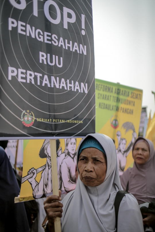 Aksi Petani Gruduk Gedung DPR