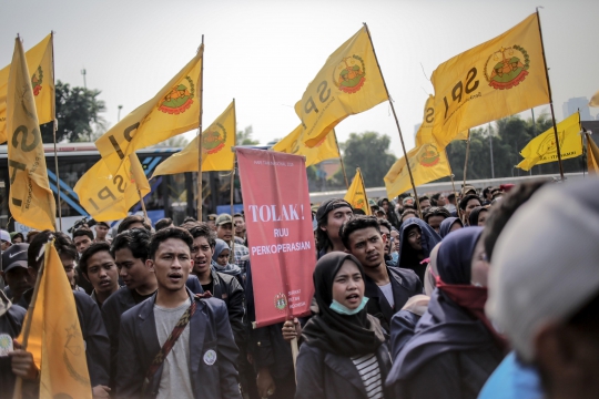 Aksi Petani Gruduk Gedung DPR