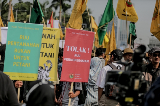 Aksi Petani Gruduk Gedung DPR