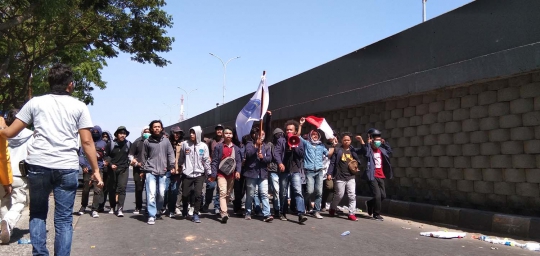 Demo Mahasiswa di Makassar Berakhir Ricuh