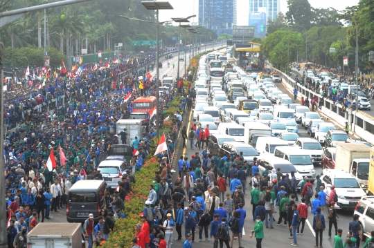 Massa Mahasiswa Menutup Jalan Tol Dalam Kota