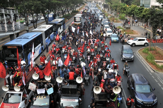 Longmarch Demonstran Bikin Jalan Sudirman Macet