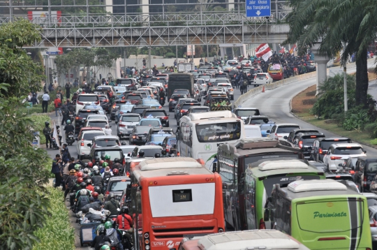 Longmarch Demonstran Bikin Jalan Sudirman Macet