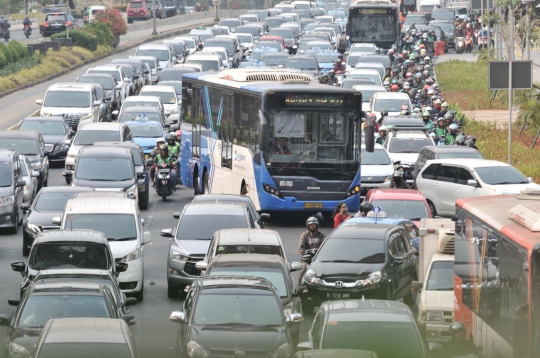 Longmarch Demonstran Bikin Jalan Sudirman Macet