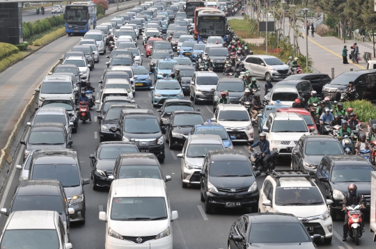 Longmarch Demonstran Bikin Jalan Sudirman Macet