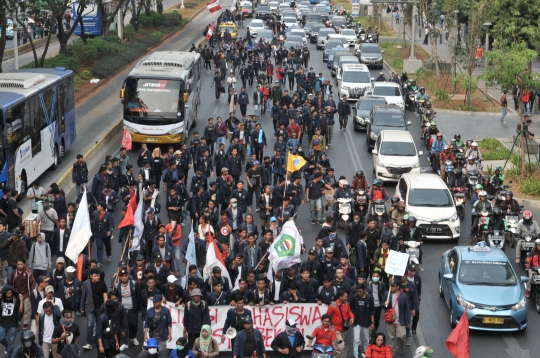 Longmarch Demonstran Bikin Jalan Sudirman Macet