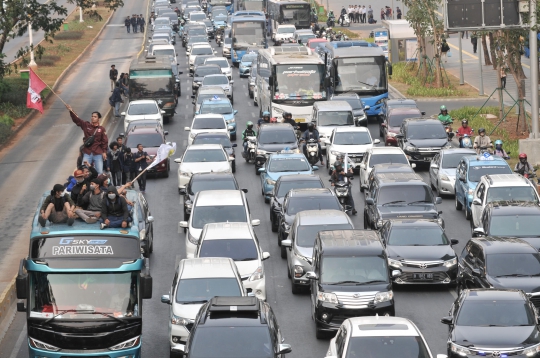 Longmarch Demonstran Bikin Jalan Sudirman Macet