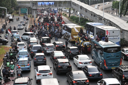 Longmarch Demonstran Bikin Jalan Sudirman Macet