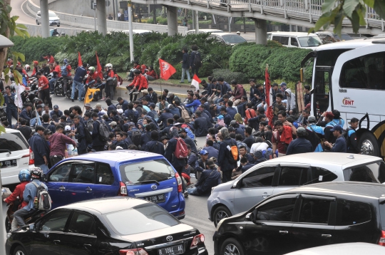 Longmarch Demonstran Bikin Jalan Sudirman Macet