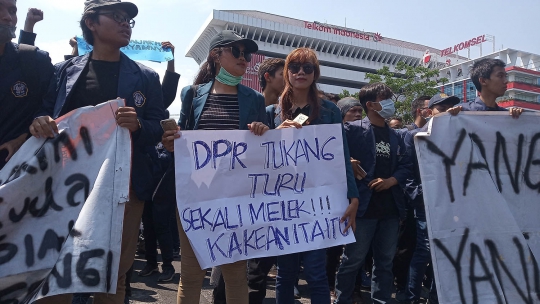 Ribuan Mahasiswa Demo di Kantor Gubernur Jateng