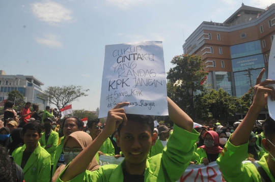 Ribuan Mahasiswa Demo di Kantor Gubernur Jateng