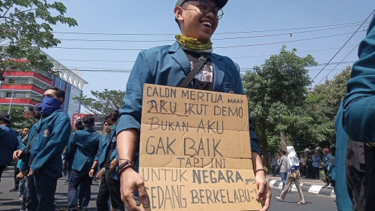 Ribuan Mahasiswa Demo di Kantor Gubernur Jateng