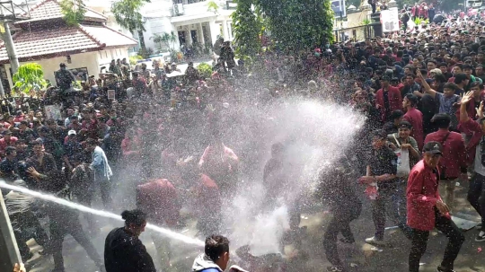 Demo Mahasiswa di Malang Berakhir Bentrok, Polisi Semprotkan Water Canon