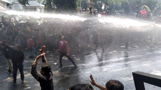 Demo Mahasiswa di Malang Berakhir Bentrok, Polisi Semprotkan Water Canon