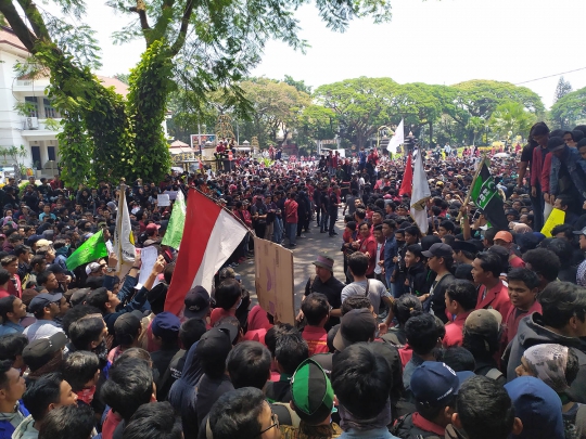 Demo Mahasiswa di Malang Berakhir Bentrok, Polisi Semprotkan Water Canon
