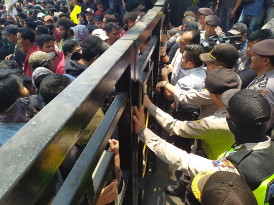 Demo Mahasiswa di Malang Berakhir Bentrok, Polisi Semprotkan Water Canon