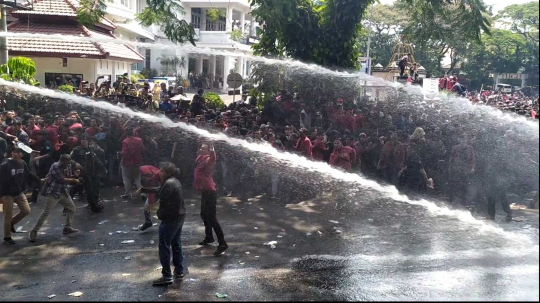Demo Mahasiswa di Malang Berakhir Bentrok, Polisi Semprotkan Water Canon