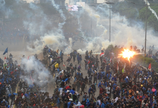 Bentrokan Polisi dan Mahasiswa Pecah di DPR