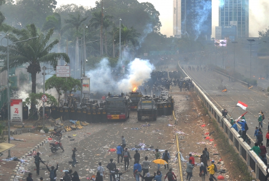 Bentrokan Polisi dan Mahasiswa Pecah di DPR