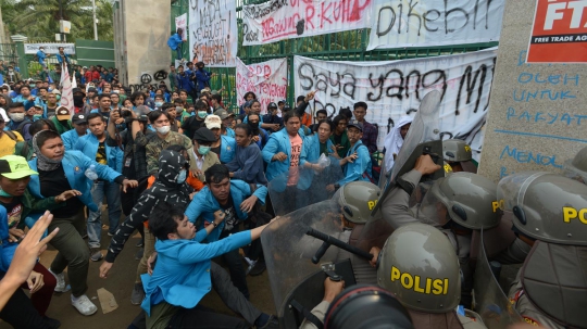 Aksi Ricuh Polisi dan Mahasiswa di Gerbang DPR