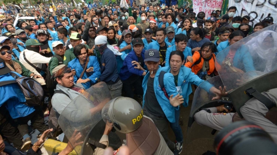 Aksi Ricuh Polisi dan Mahasiswa di Gerbang DPR