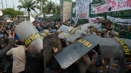 Aksi Ricuh Polisi dan Mahasiswa di Gerbang DPR