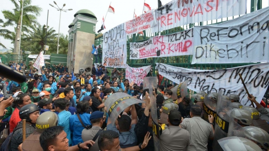 Aksi Ricuh Polisi dan Mahasiswa di Gerbang DPR