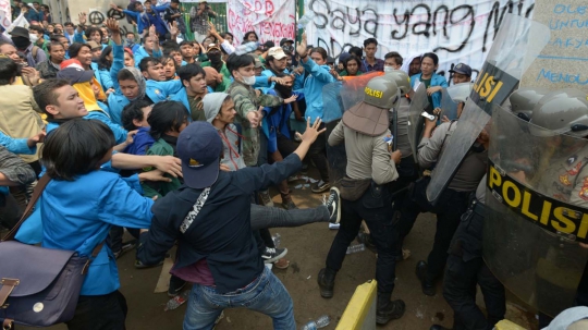 Aksi Ricuh Polisi dan Mahasiswa di Gerbang DPR