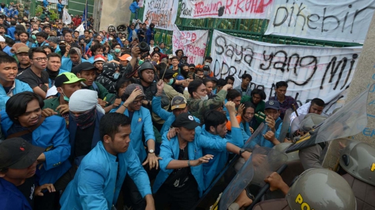 Aksi Ricuh Polisi dan Mahasiswa di Gerbang DPR