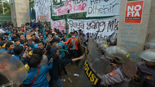 Aksi Ricuh Polisi dan Mahasiswa di Gerbang DPR