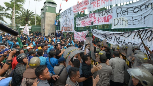 Aksi Ricuh Polisi dan Mahasiswa di Gerbang DPR