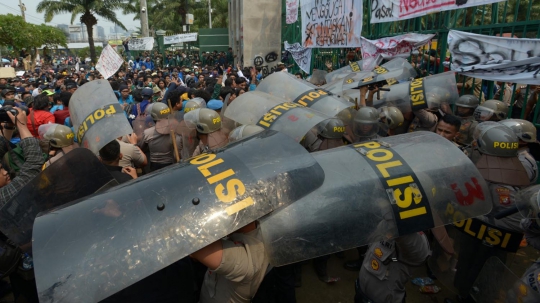 Aksi Ricuh Polisi dan Mahasiswa di Gerbang DPR