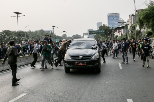 Mobil Pelat Merah Jadi Sasaran Amuk Massa di DPR