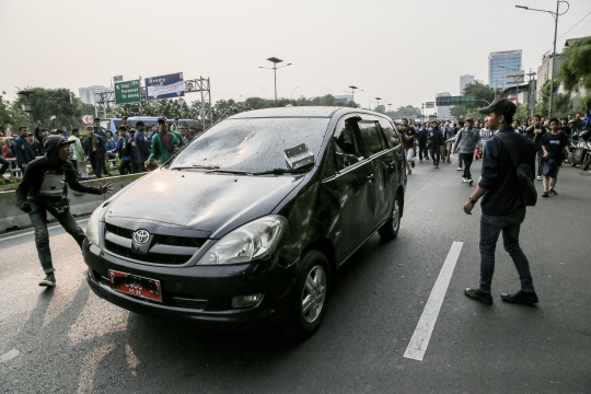 Mobil Pelat Merah Jadi Sasaran Amuk Massa di DPR