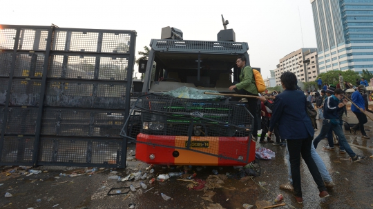 Demo Berakhir Ricuh, Pagar DPR Jebol dan Kendaraan Polisi Rusak