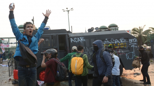 Demo Berakhir Ricuh, Pagar DPR Jebol dan Kendaraan Polisi Rusak